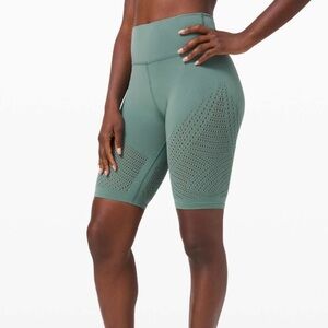 LULULEMON Reveal Short Digital Rain Size 6